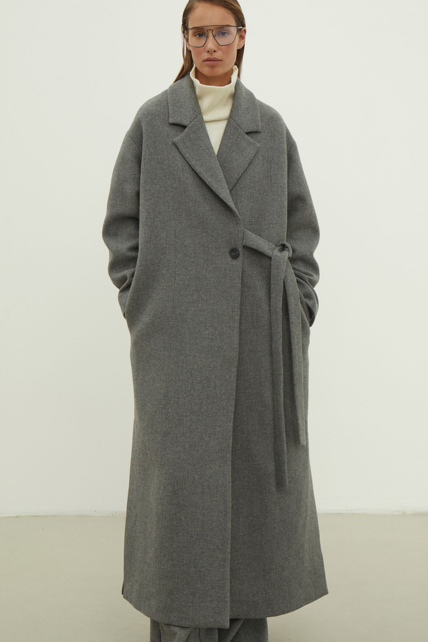 The straight-cut coat in black color