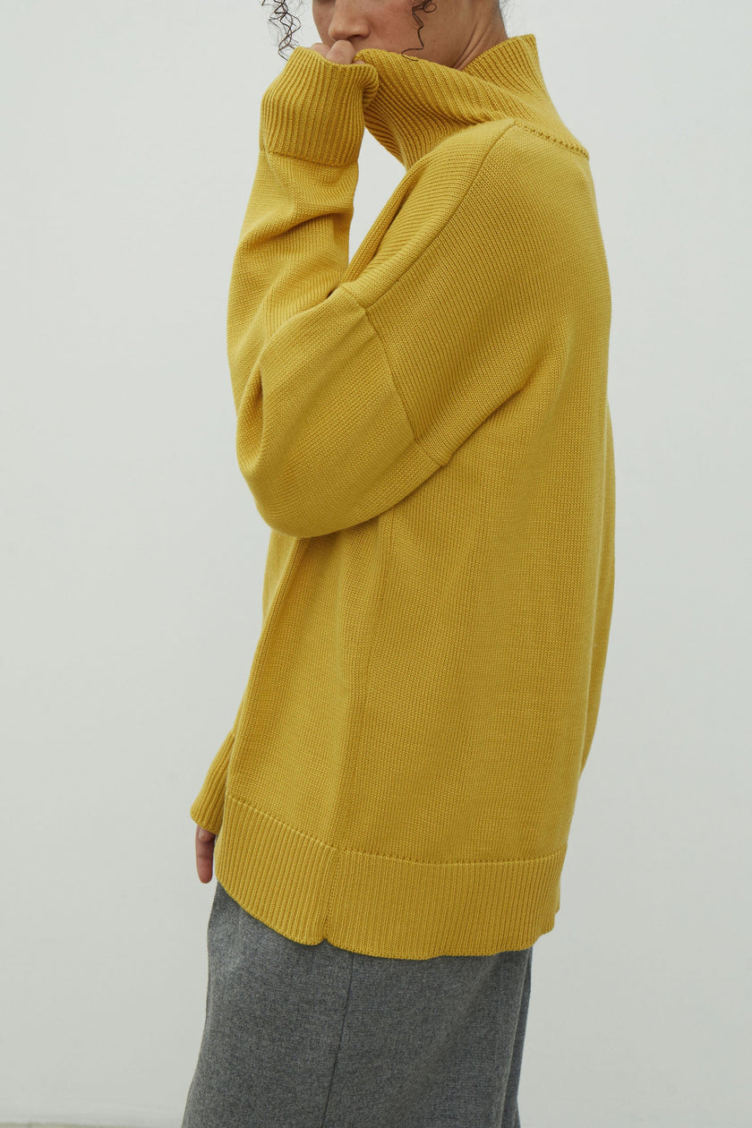Merino wool sweater with neckline in milk