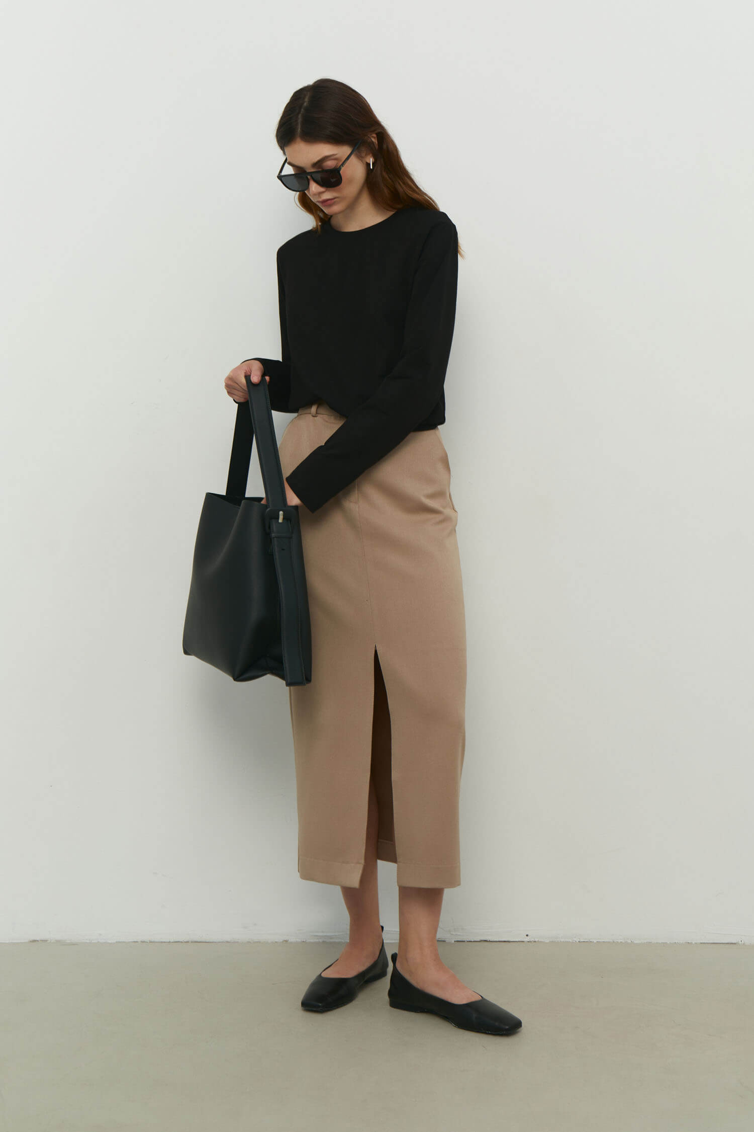 Midi skirt with front slit in cappuccino/black