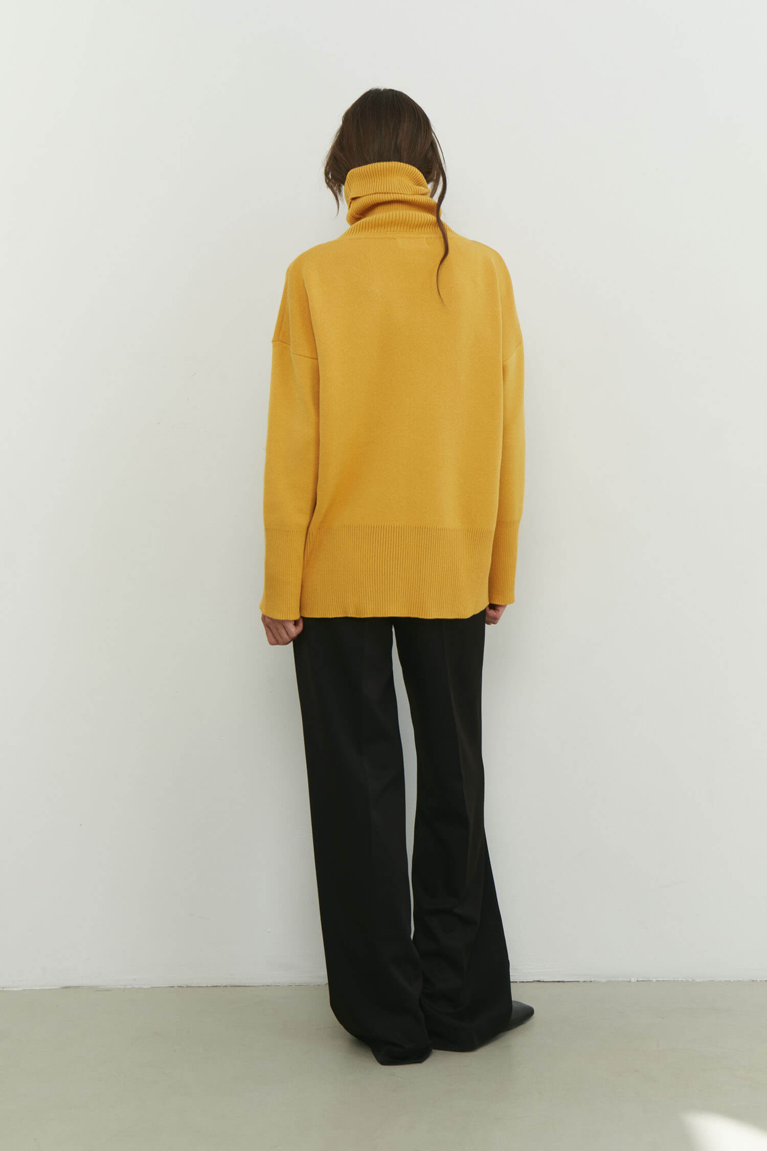 Knitted sweater with a voluminous neck