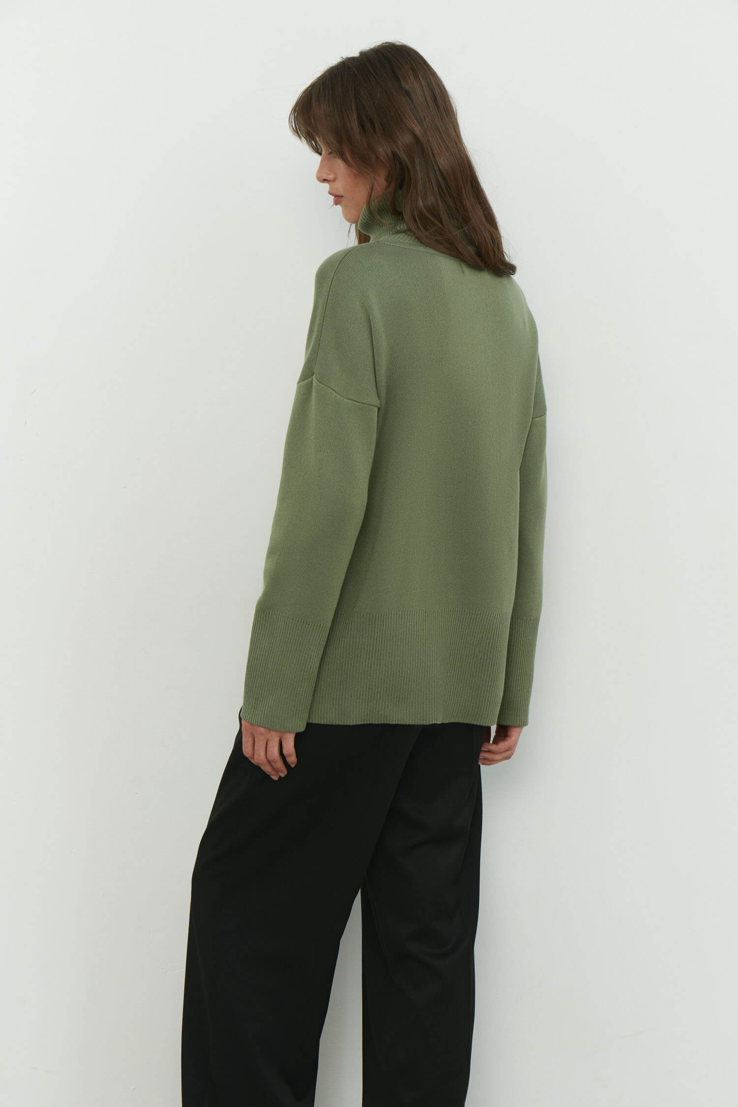 Knitted sweater with a voluminous neck