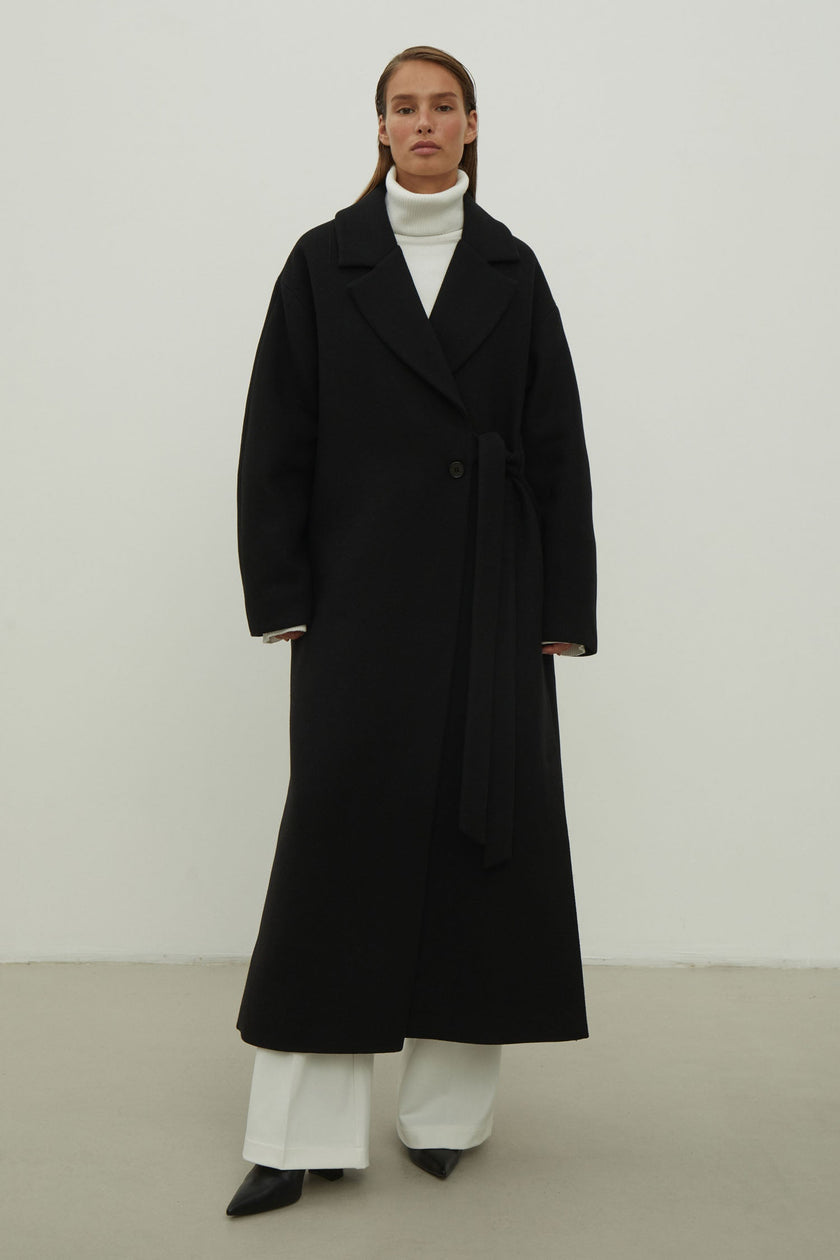 The straight-cut coat in black color