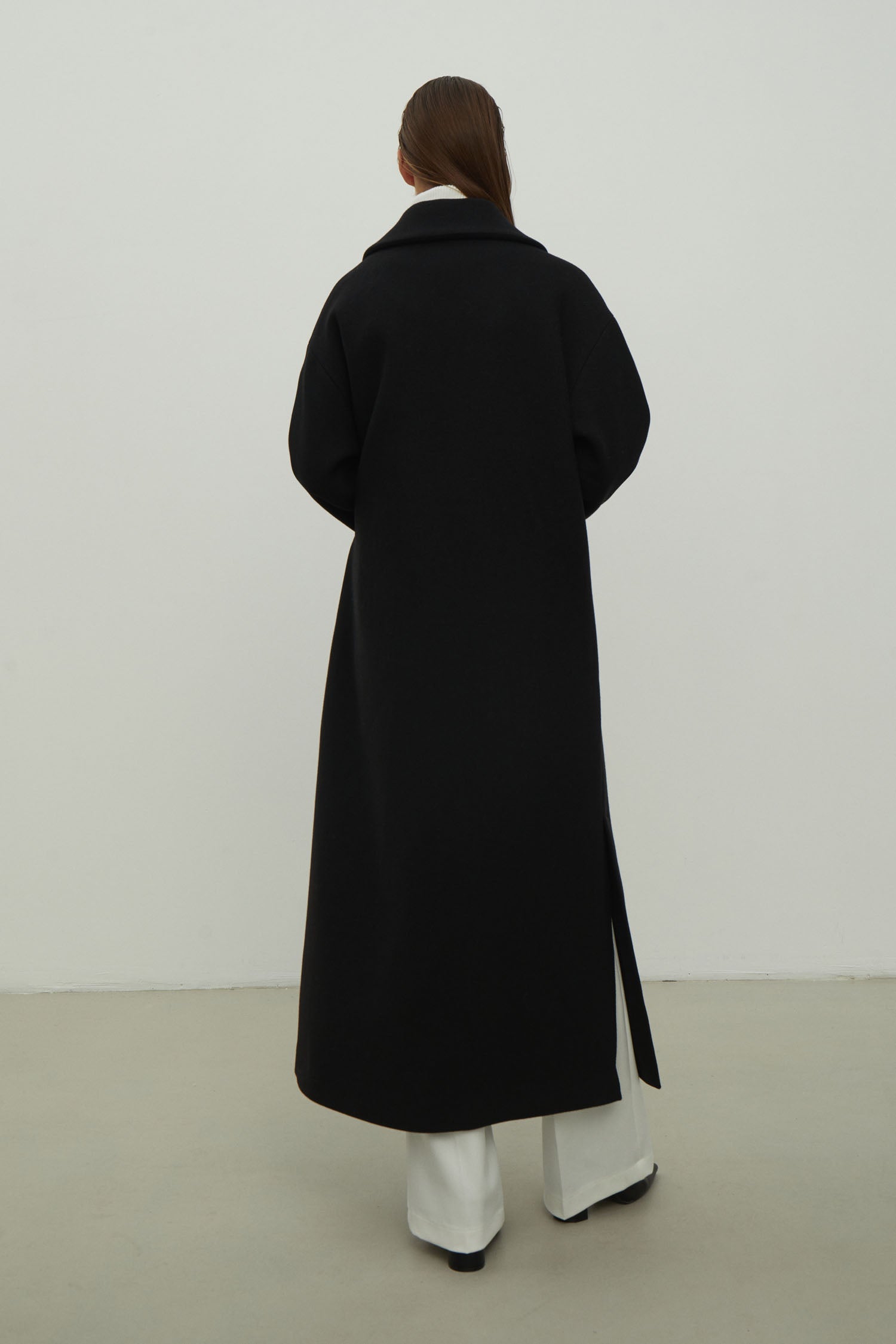 The straight-cut coat in black color