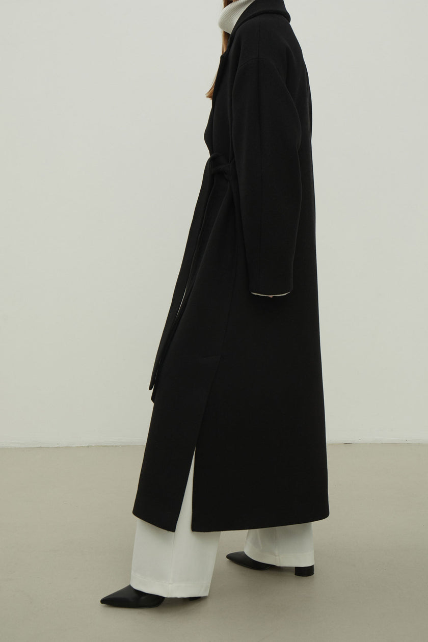 The straight-cut coat in black color