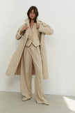 Trenchcoat with a free cut in cream/black