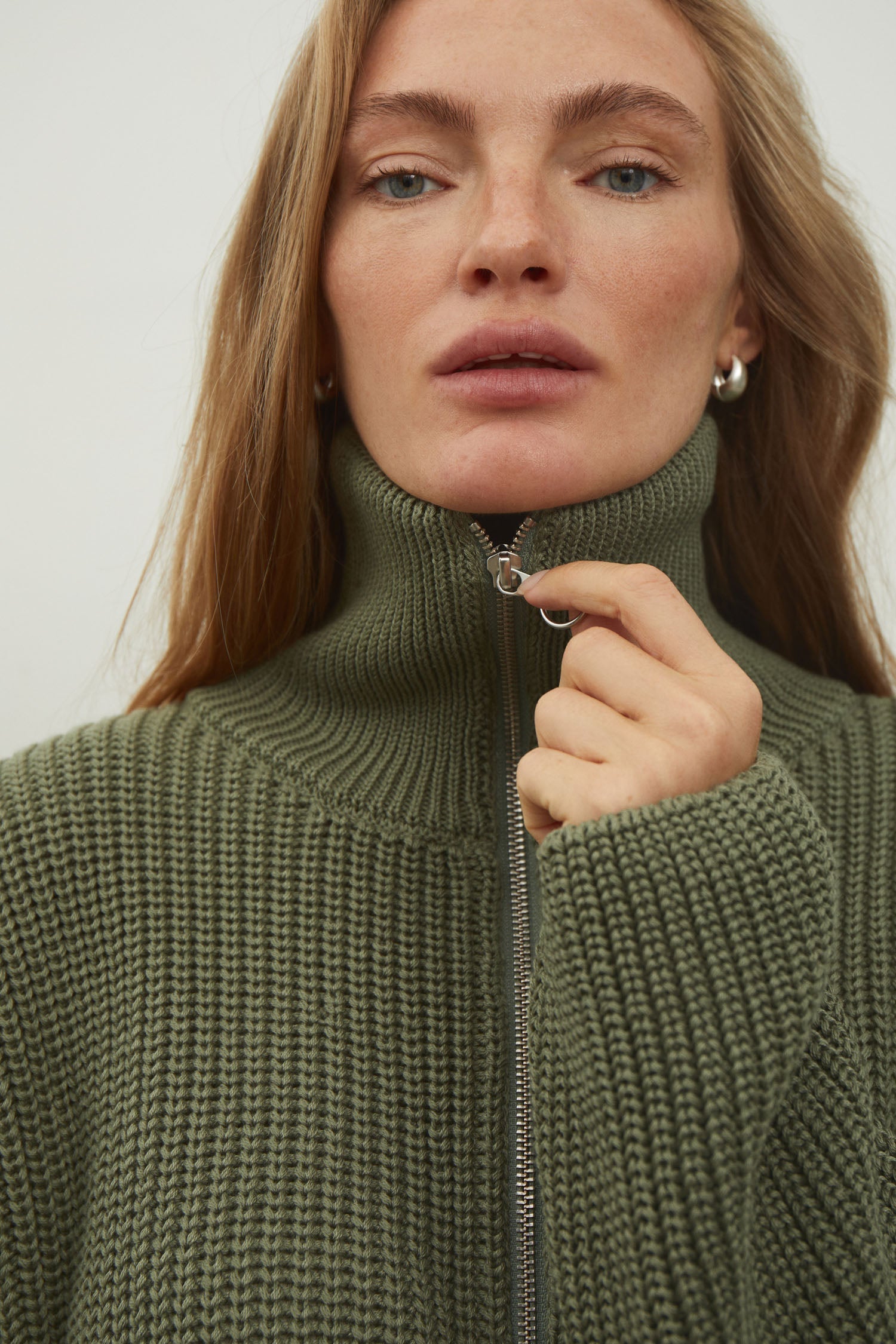 Oversized knitted sweater with a zipper in gray color