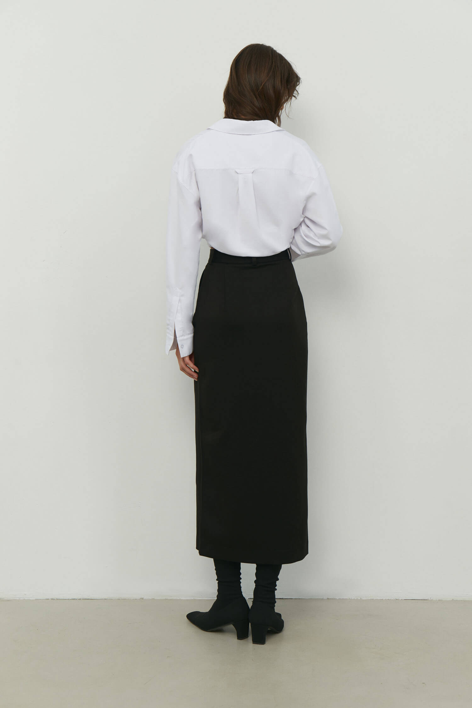 Midi skirt with front slit in cappuccino/black