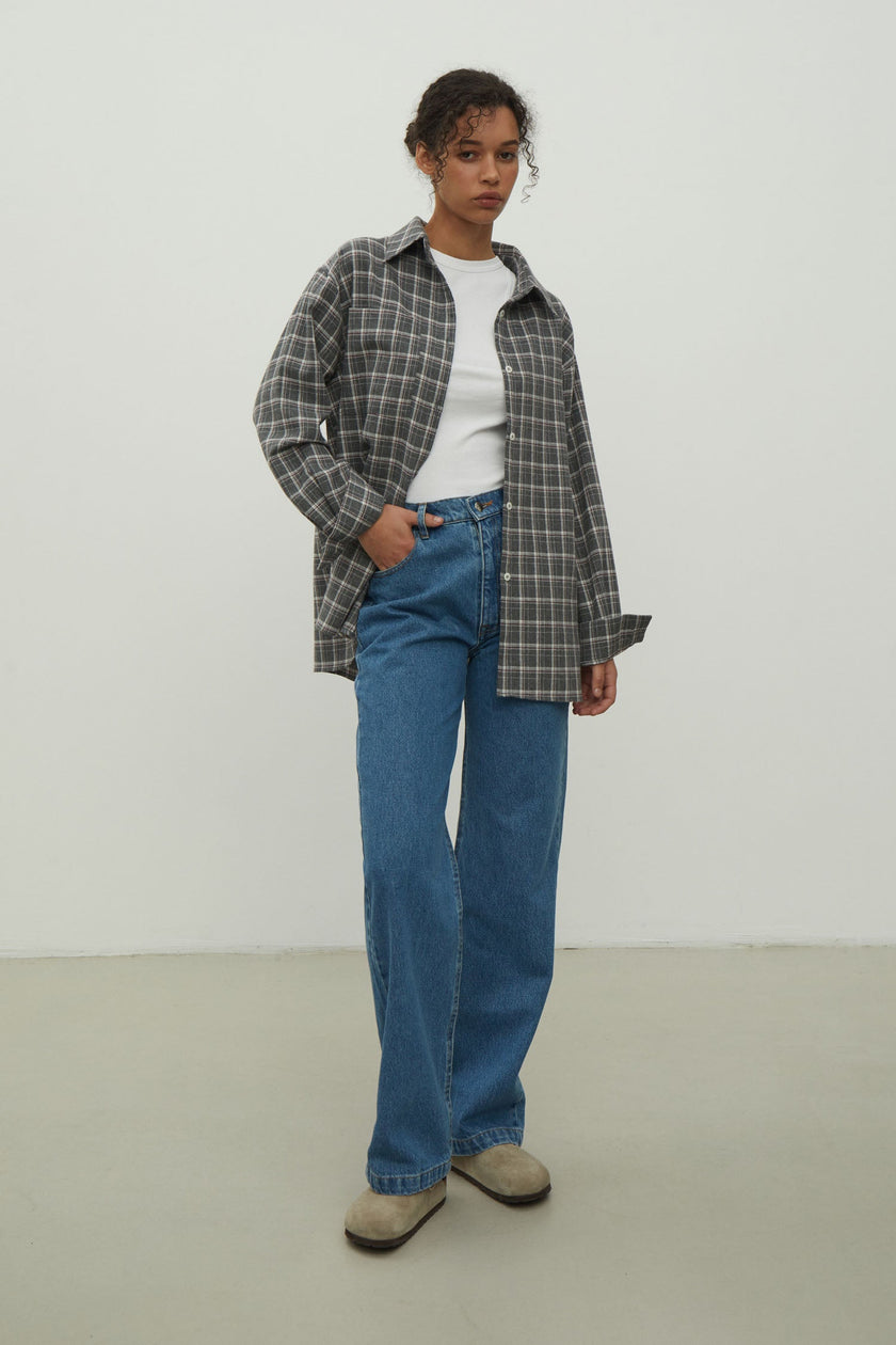 Shirt with a pocket in a beige check gray