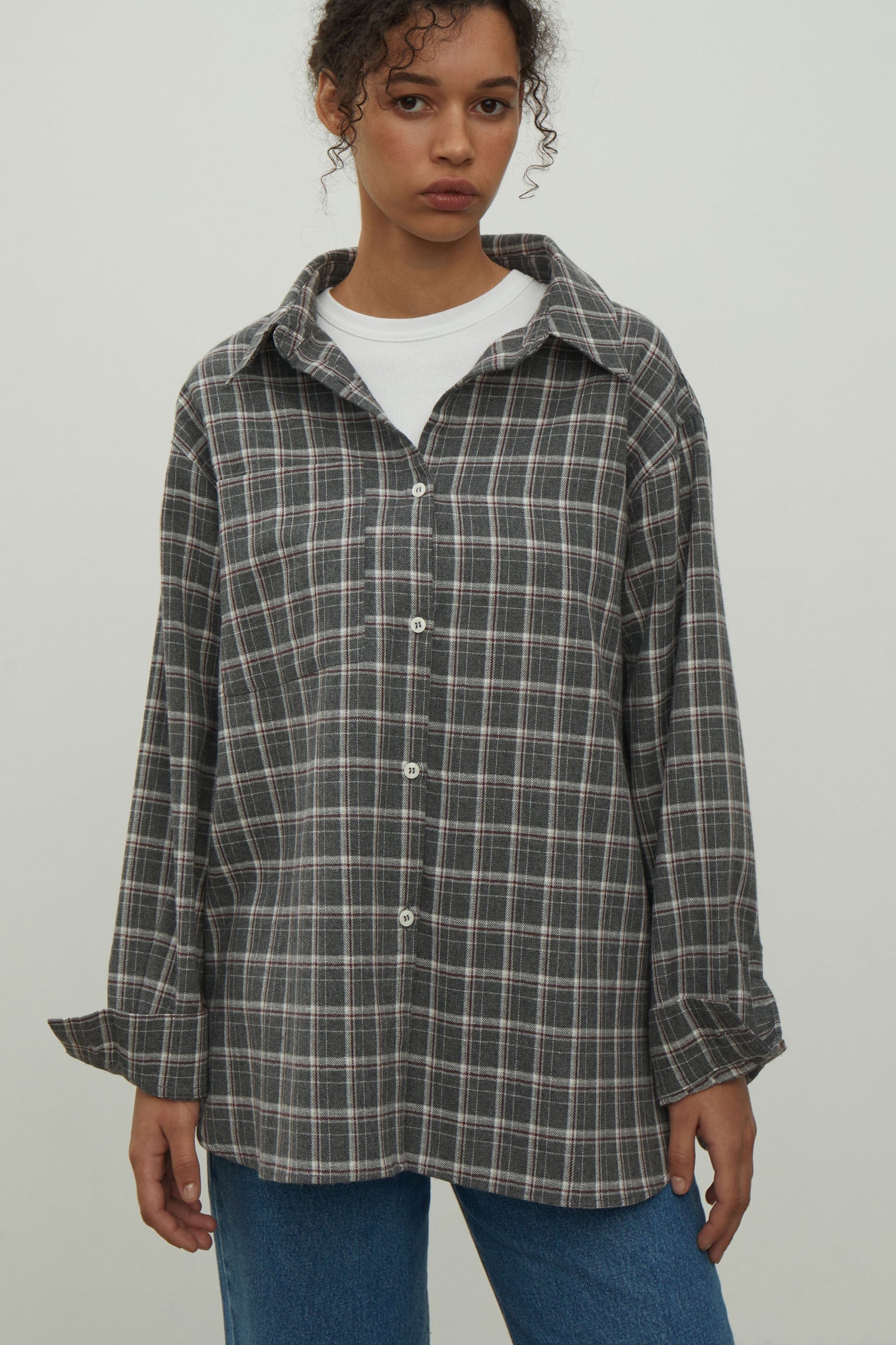 Shirt with a pocket in a beige check gray