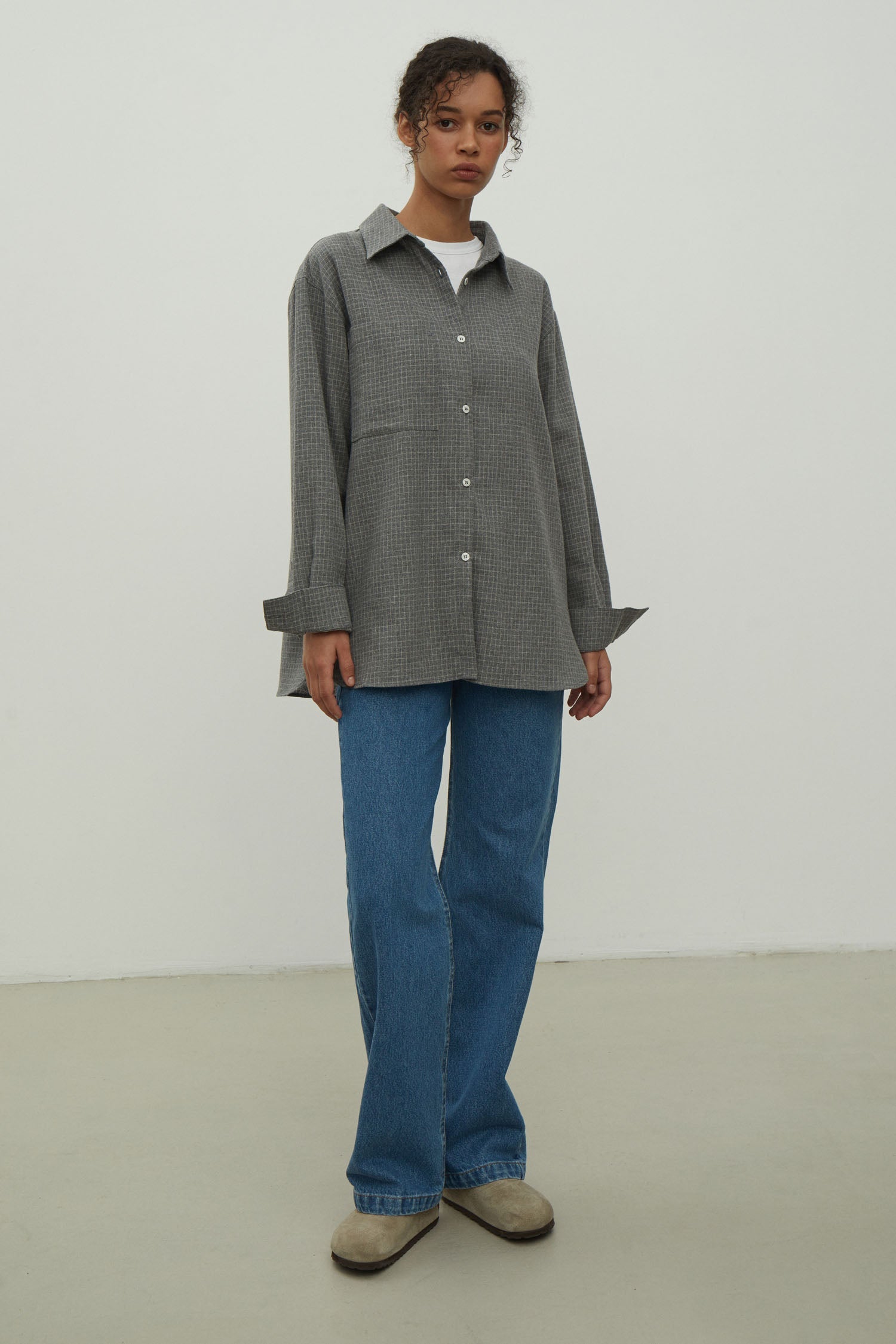 Shirt with a pocket in a beige check gray