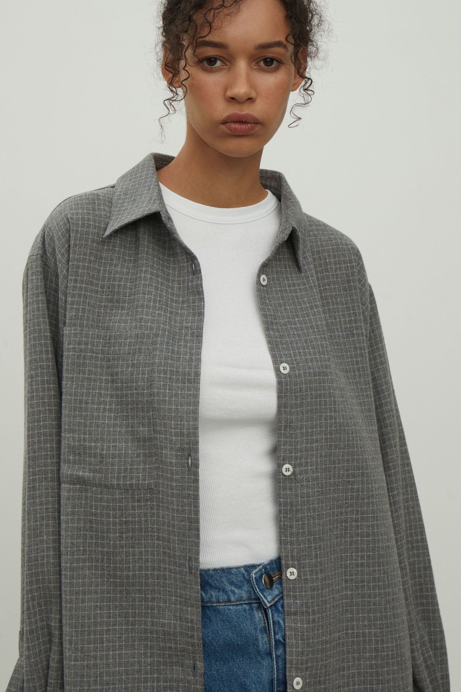 Shirt with a pocket in a beige check gray