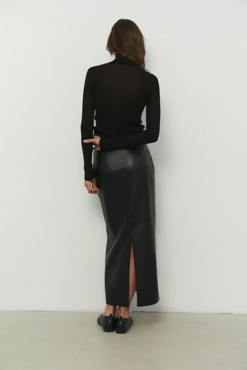 Thin ribbed turtleneck sweater in nude/black/gray