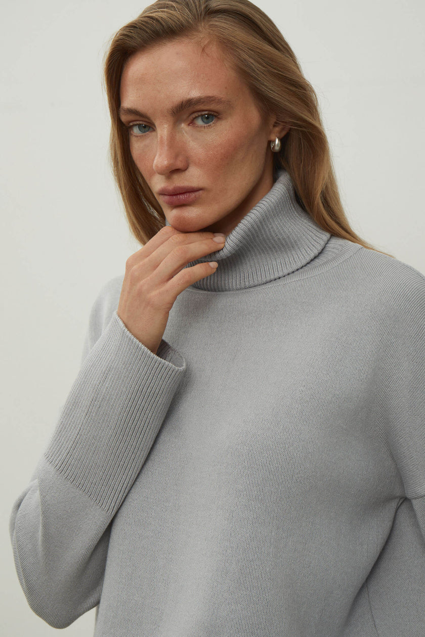 Knitted sweater with a voluminous neck