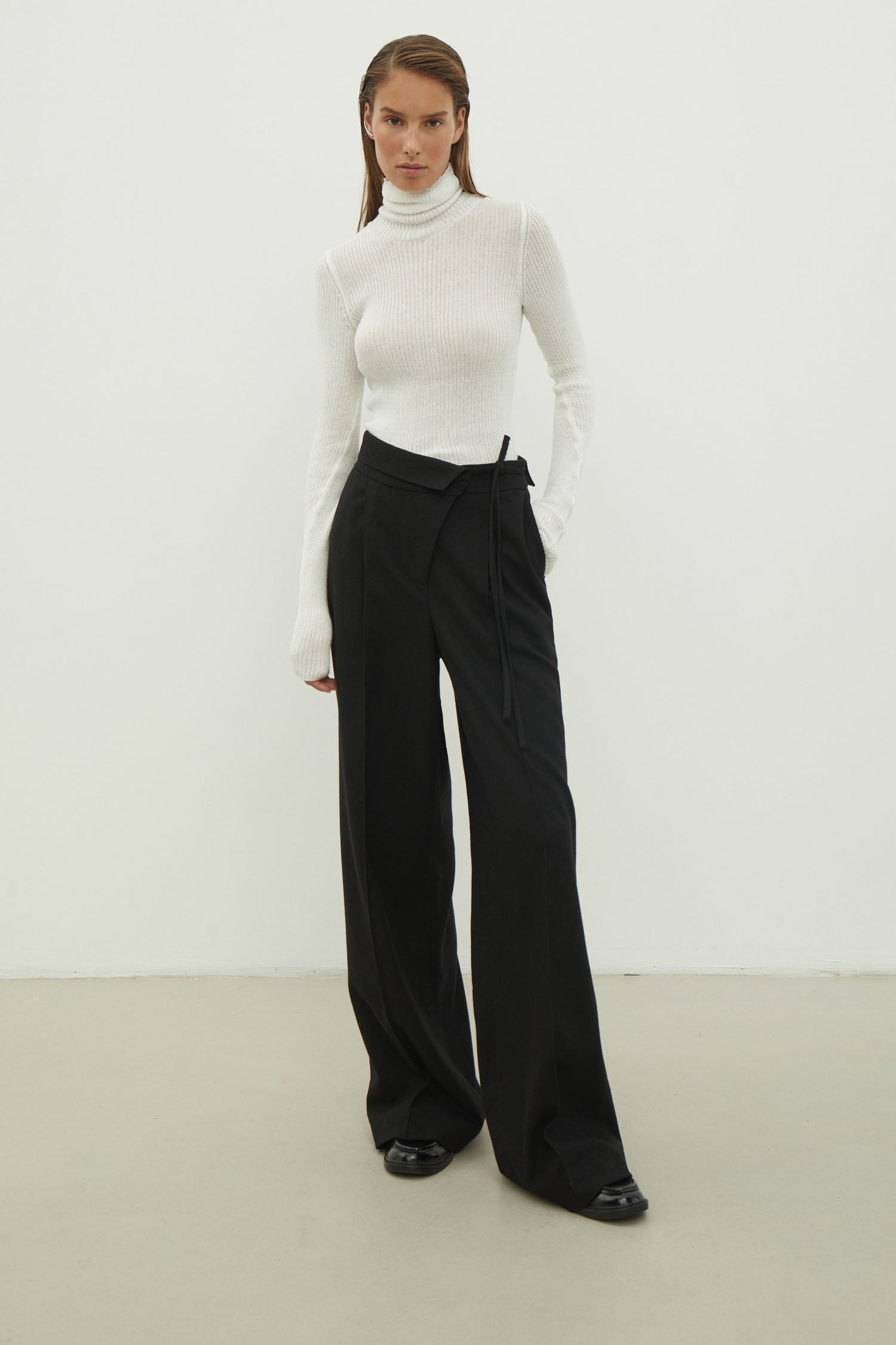 Woolen pants with a tie in black