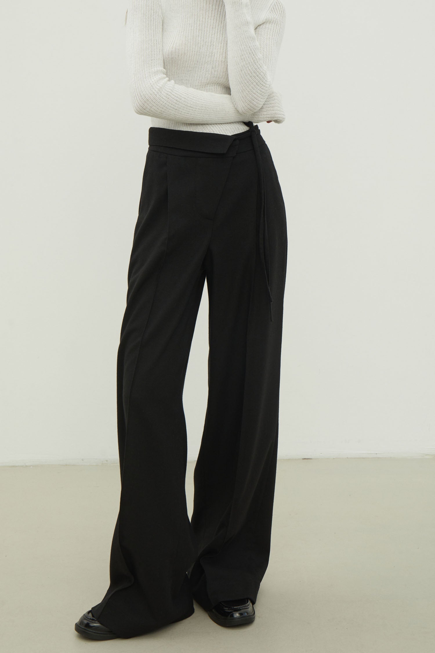 Woolen pants with a tie in black