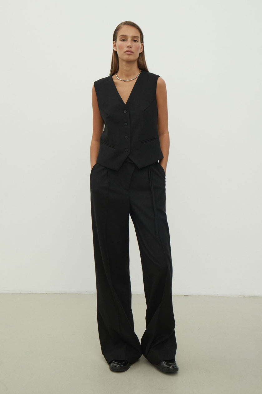 Woolen pants with a tie in black