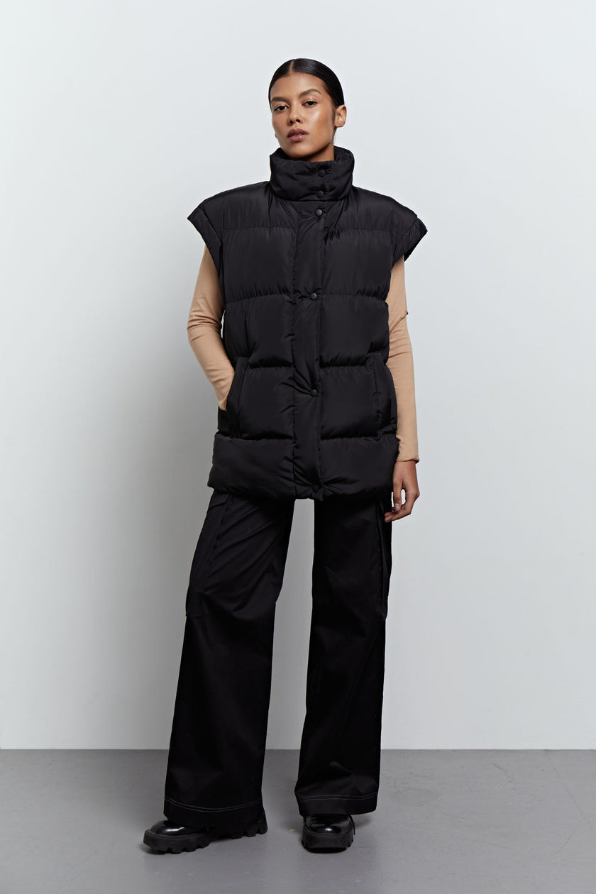 Oversized quilted vest in black