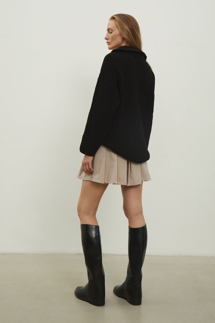 Oversized knitted sweater with a zipper in black
