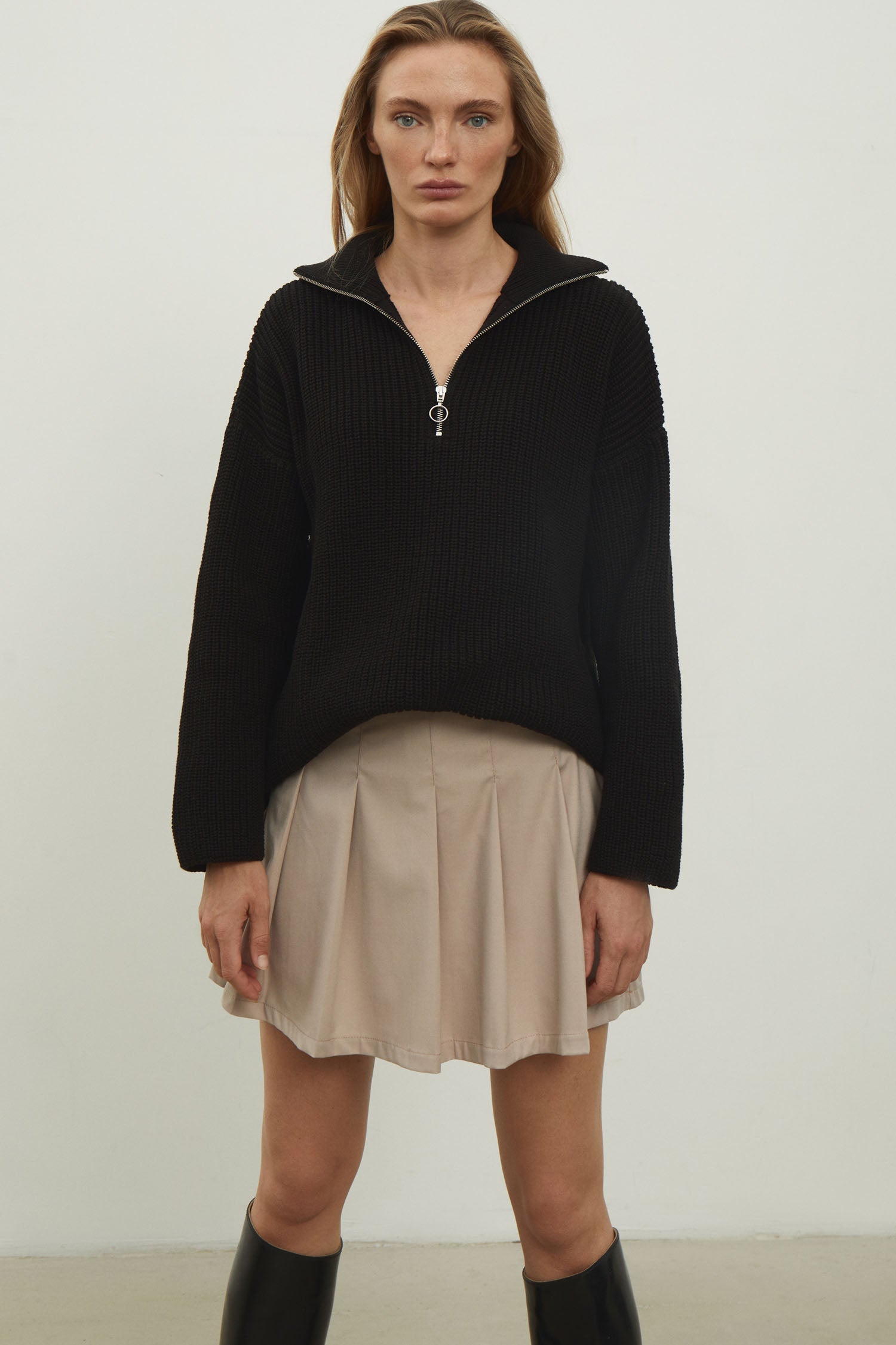 Oversized knitted sweater with a zipper in black