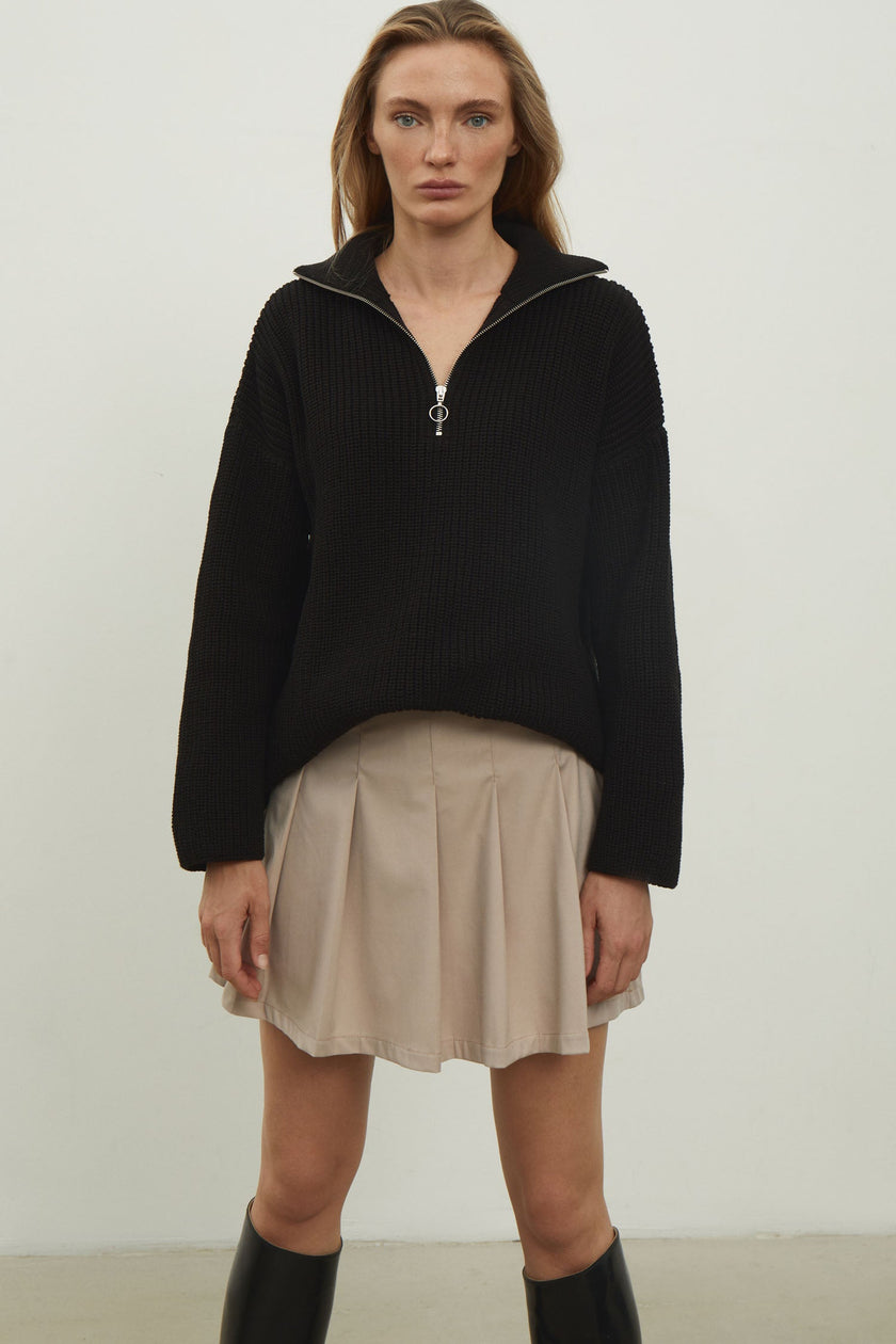Oversized knitted sweater with a zipper in black
