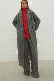 The straight-cut coat in black color