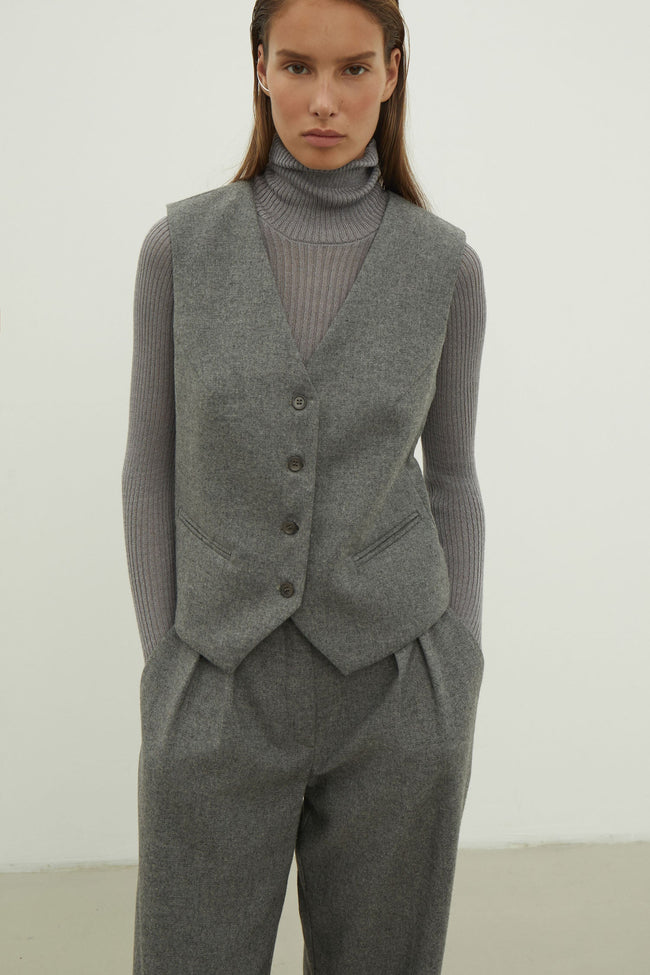 Сlassic woolen vest in gray