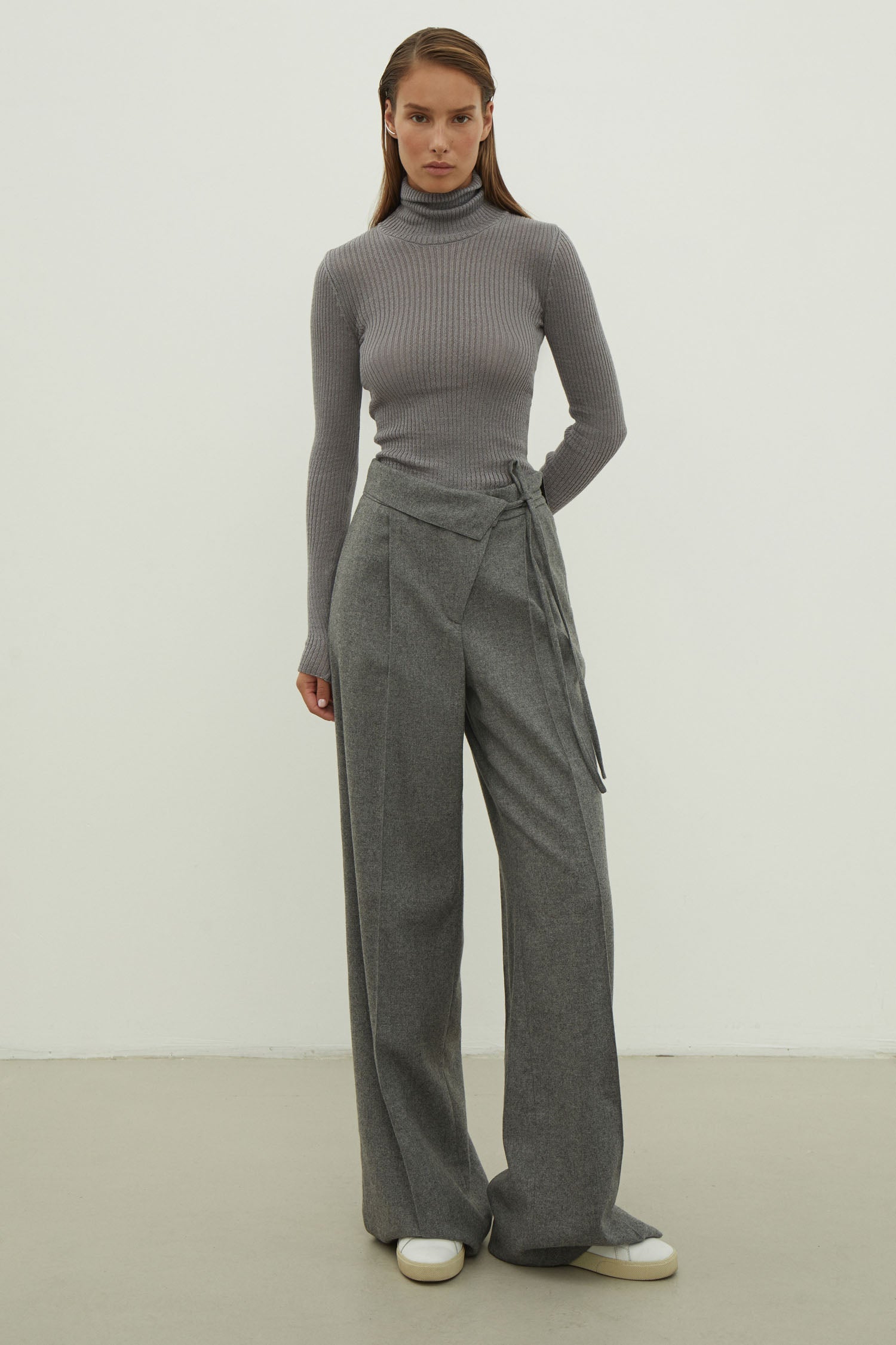 Woolen pants with a tie in black