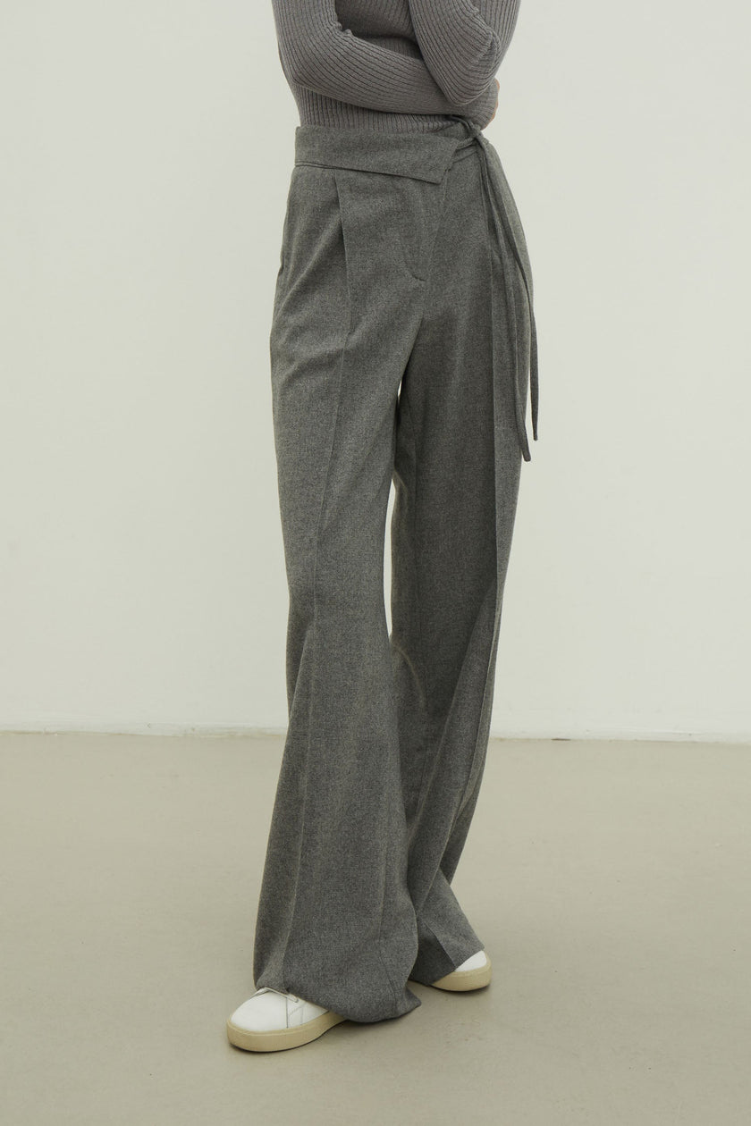 Woolen pants with a tie in black