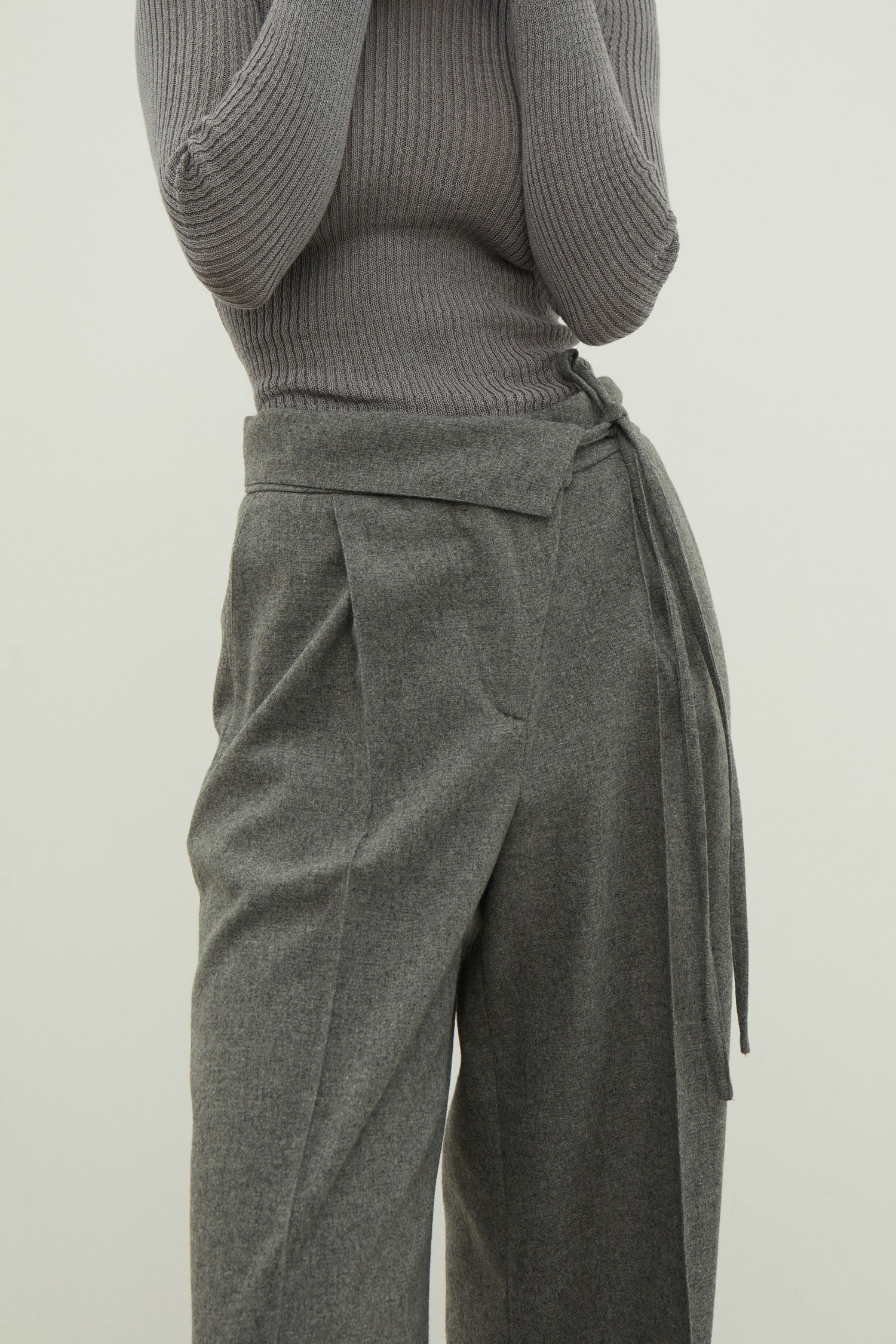 Woolen pants with a tie in black