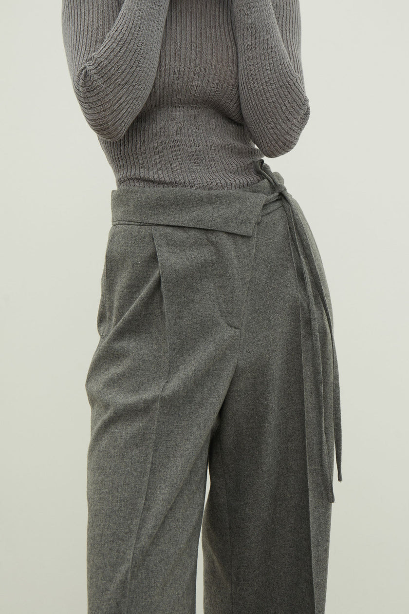 Woolen pants with a tie in black