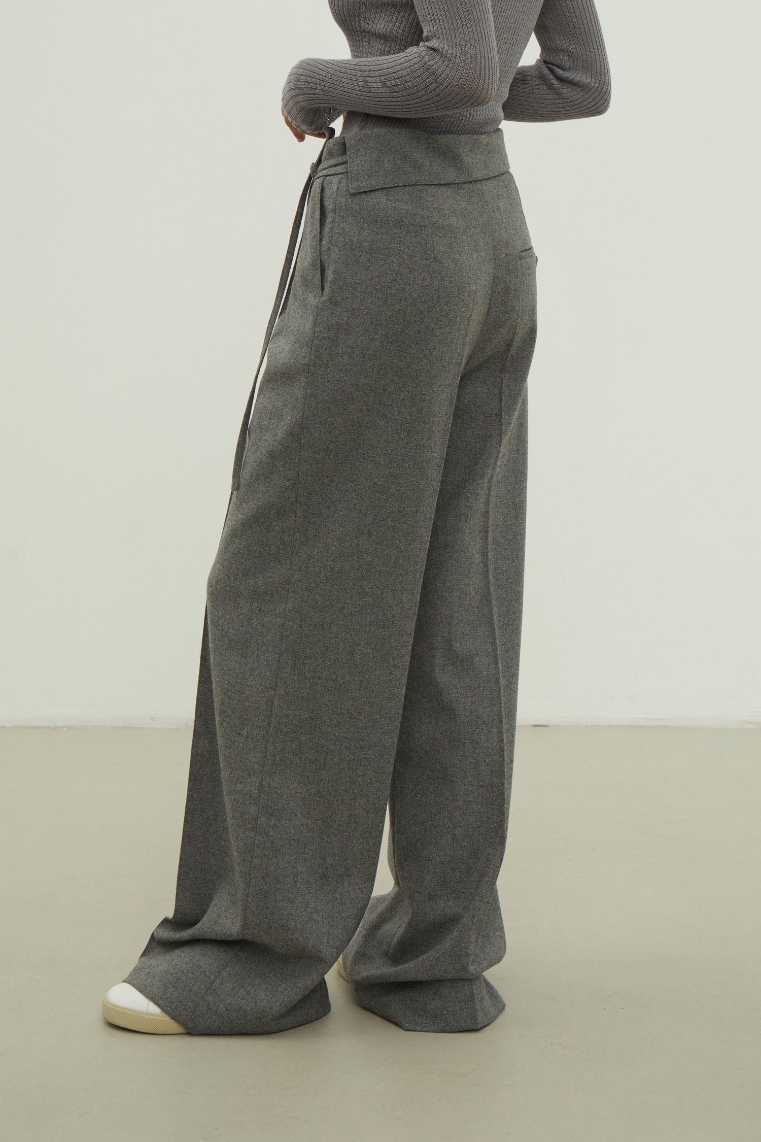 Woolen pants with a tie in black