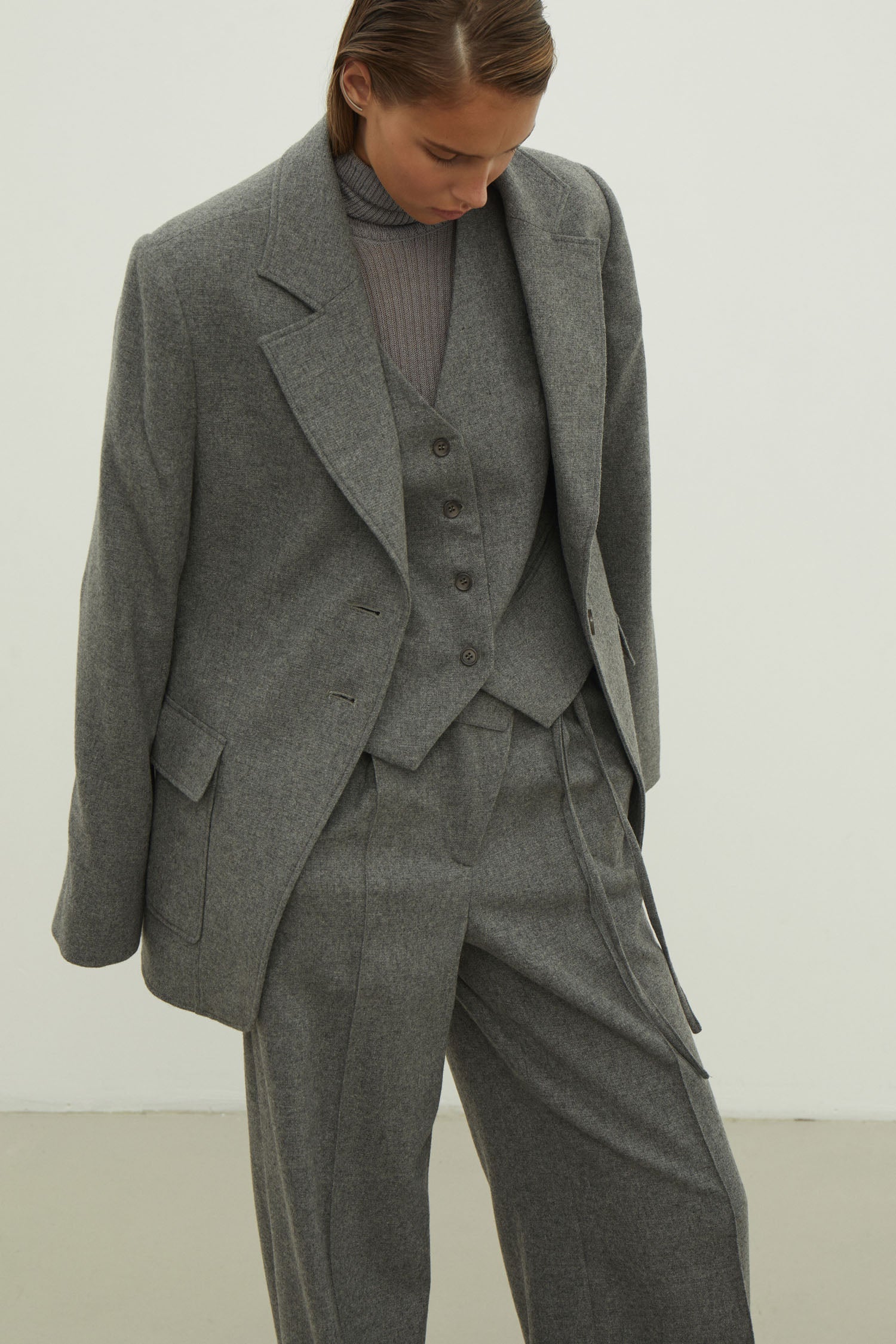 Woolen pants with a tie in black