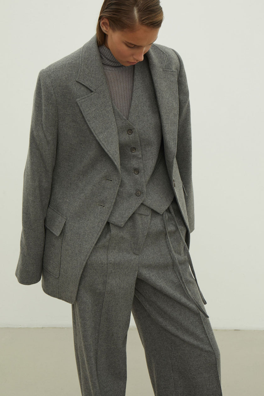Woolen pants with a tie in black