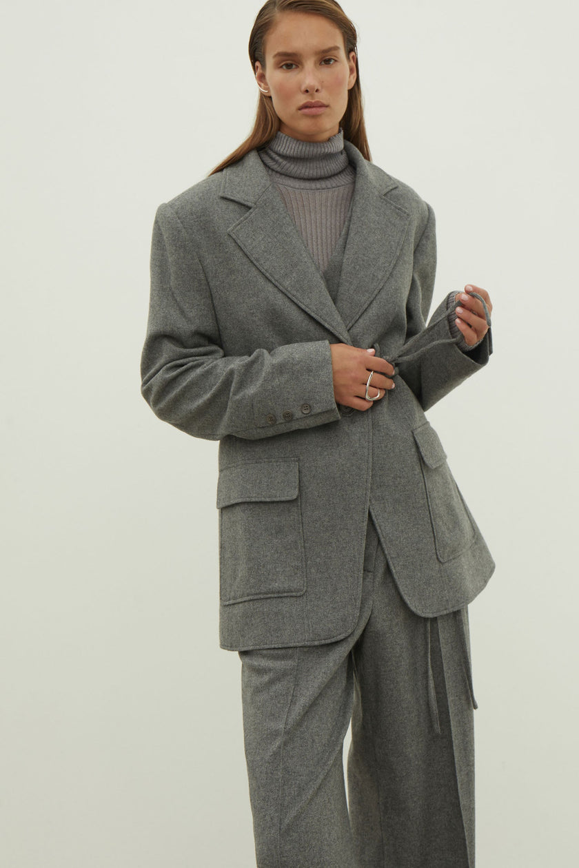 Single-breasted woolen jacket with a tie in gray