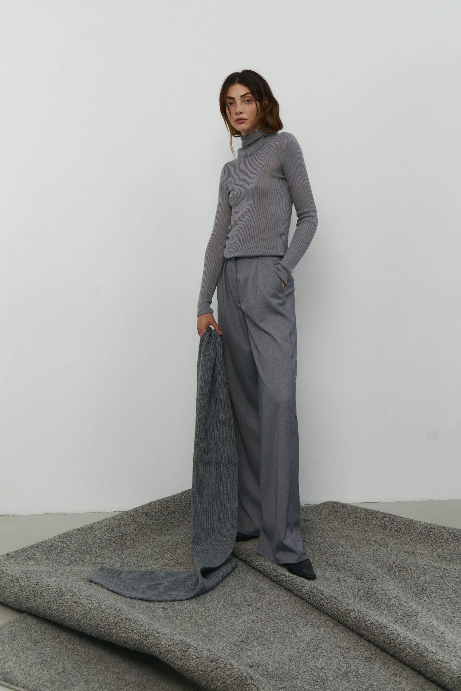 Thin ribbed turtleneck sweater in nude/black/gray
