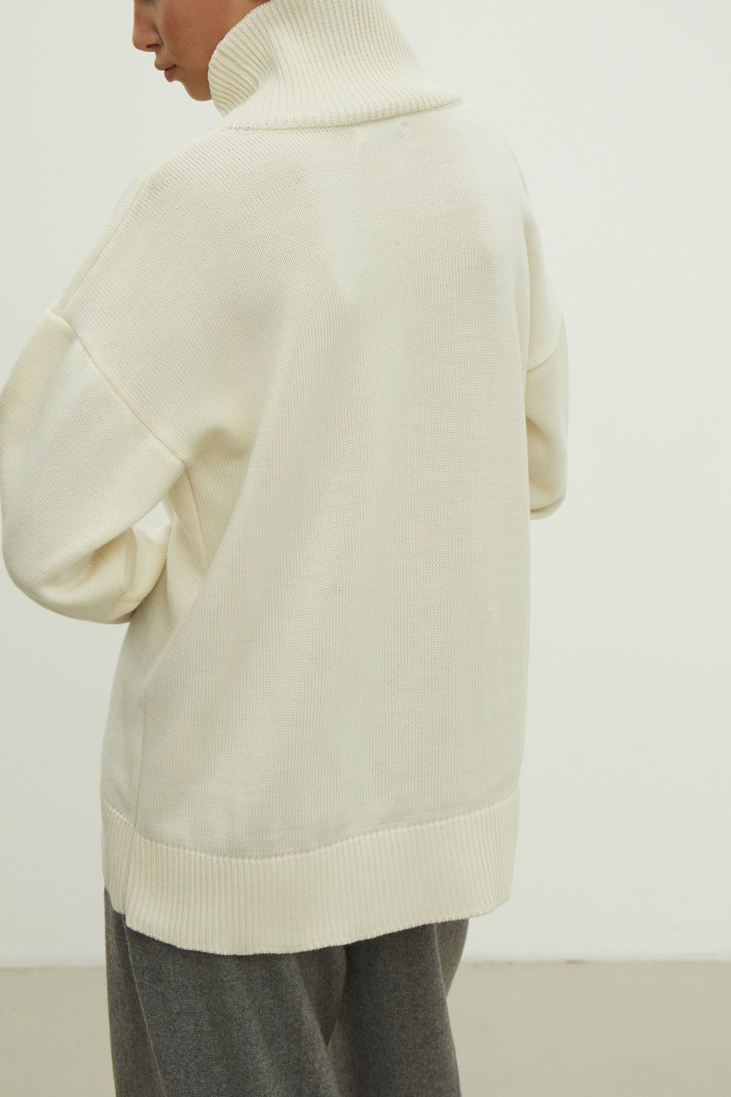 Merino wool sweater with neckline in milk