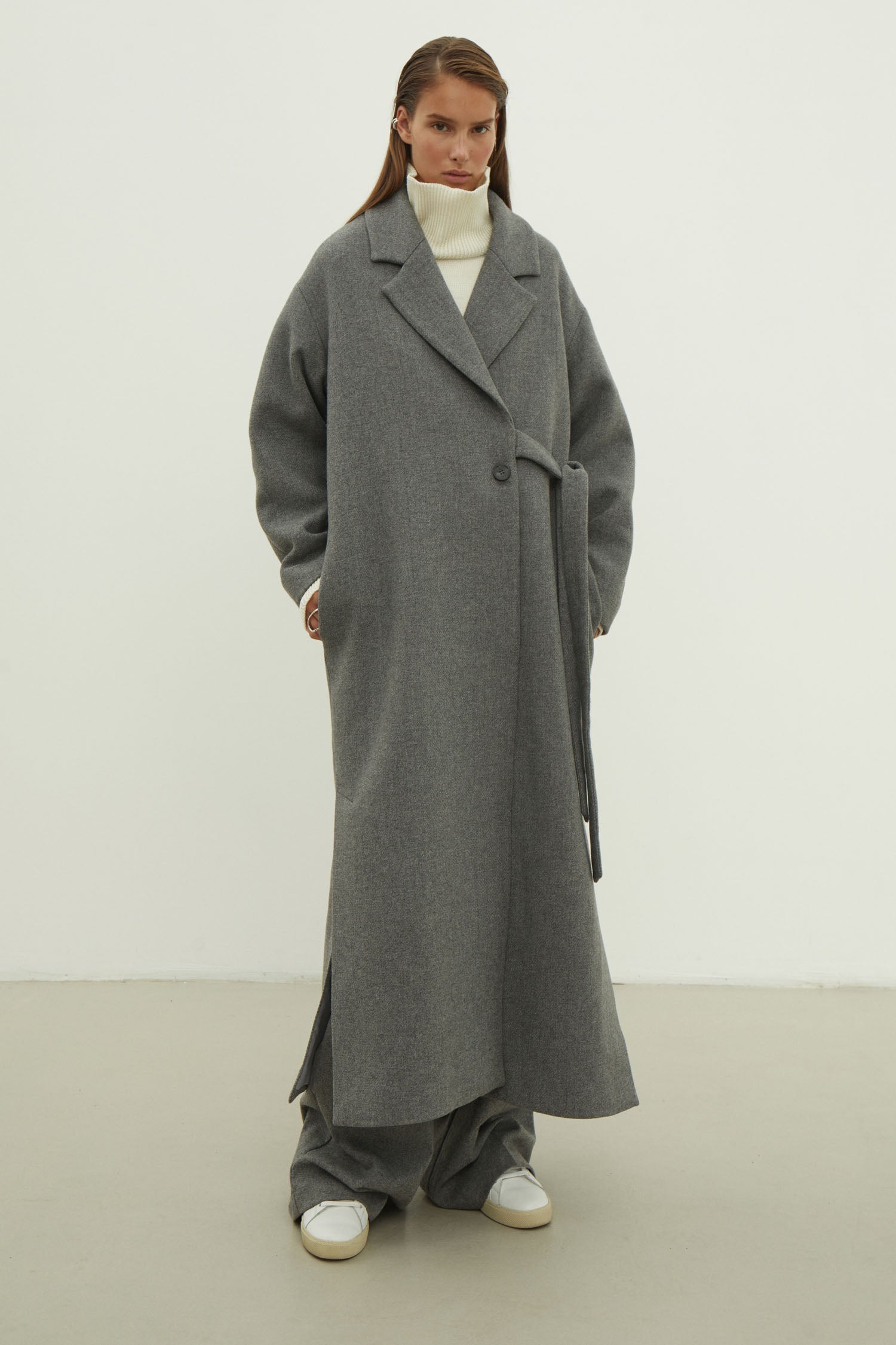 The straight-cut coat in black color