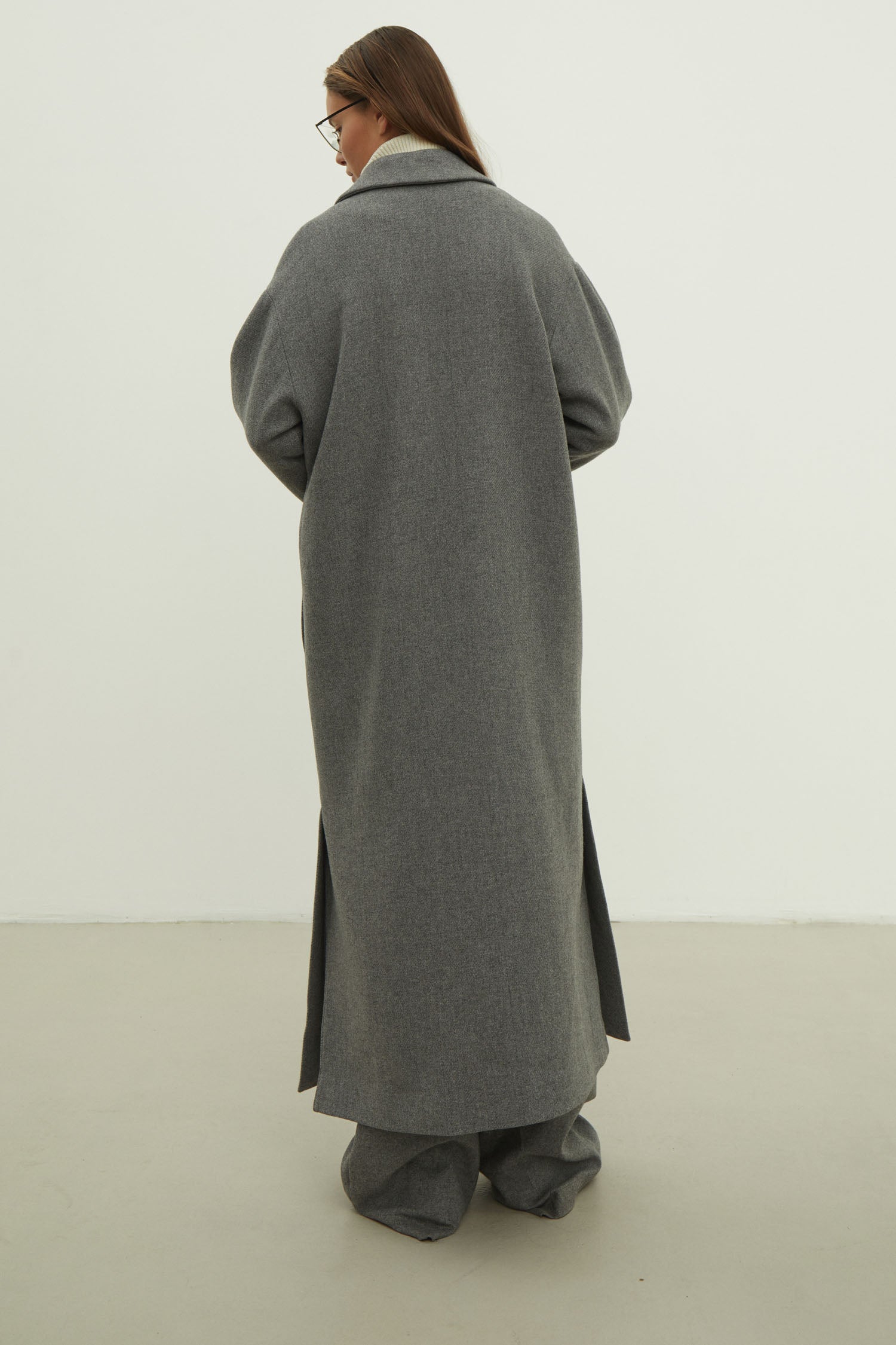 The straight-cut coat in black color